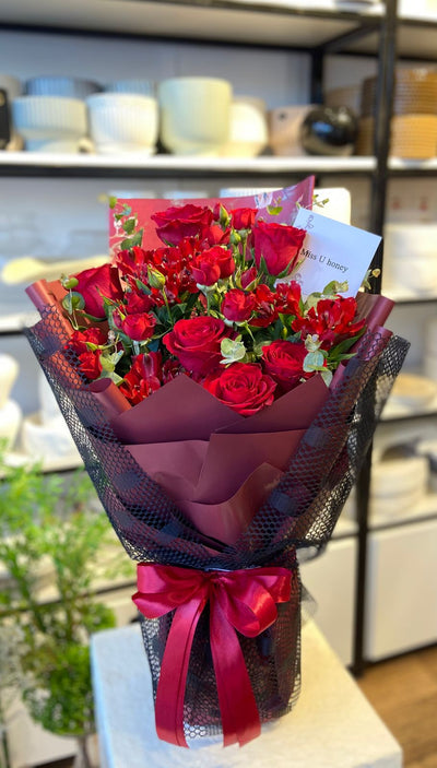 باقة الجوري الأحمر الكلاسيكية | 12 زهرة