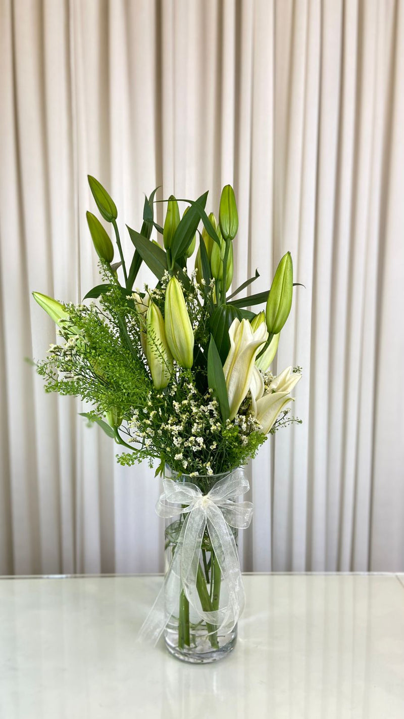 باقة الليليوم الأبيض الجذاب | 8 زهور